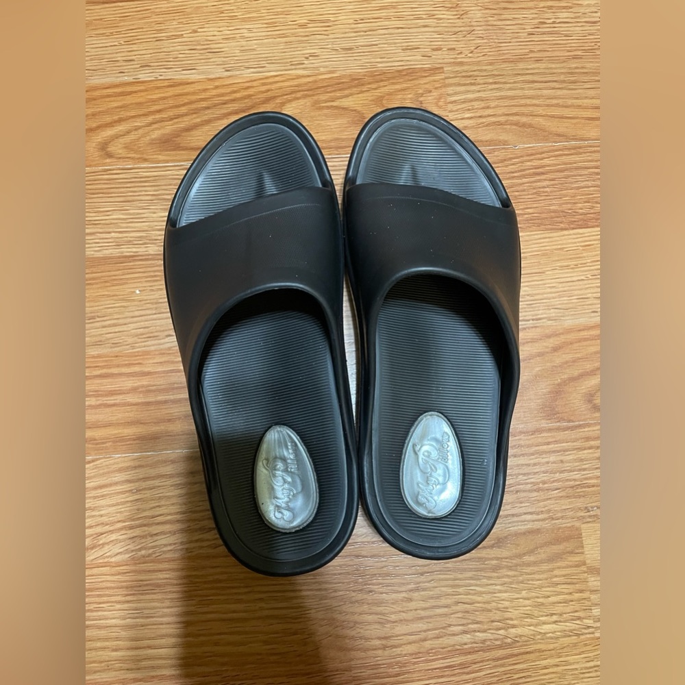 Size 9 my pillow sandals